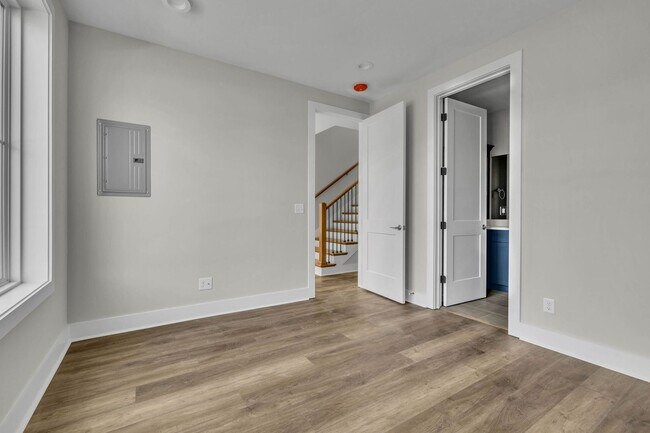 Building Photo - 425 Veritas St