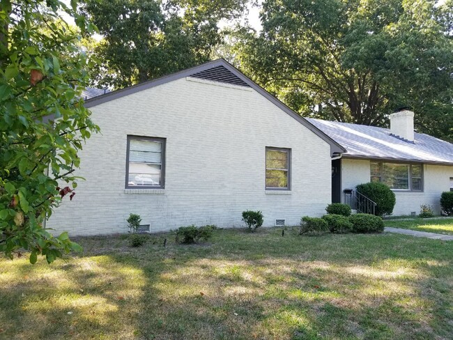 Building Photo - Lovely 3 BR brick ranch in Hidenwood