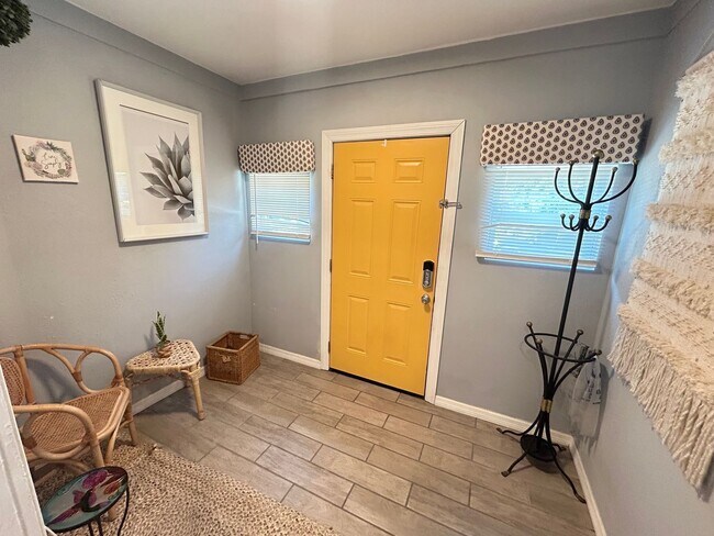 Building Photo - Beautifully Updated Furnished 2 Bed 1 Bath with Fenced Yard!