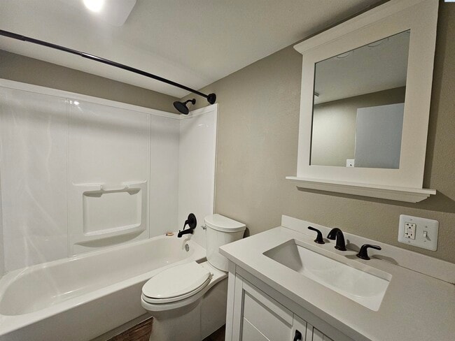 Building Photo - Charming Central Richland Rambler