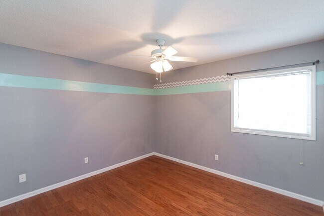 Building Photo - Pool View Condo Available!