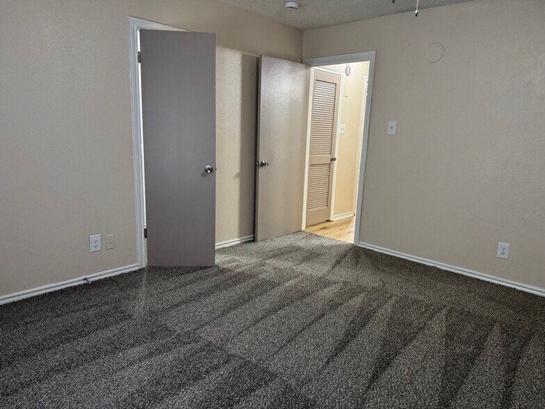 Building Photo - 1379 Sylvan Dr