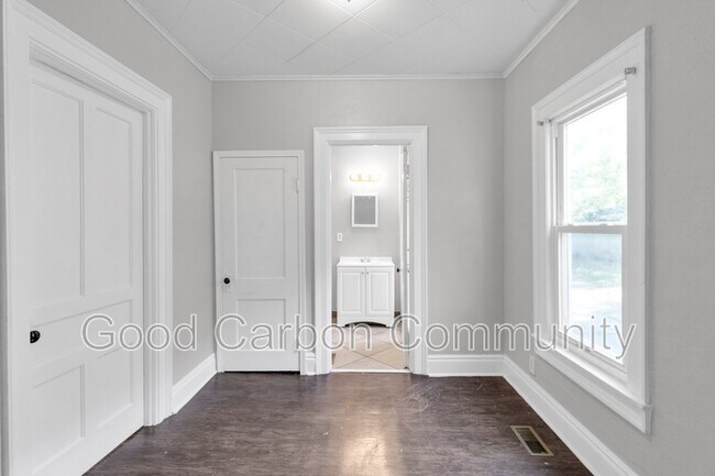 Building Photo - 331 Schenck St