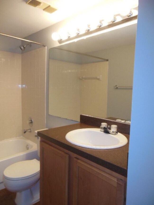 Building Photo - TWO BEDROOM TWO BATHROOM!! FULL LAKE VIEW!