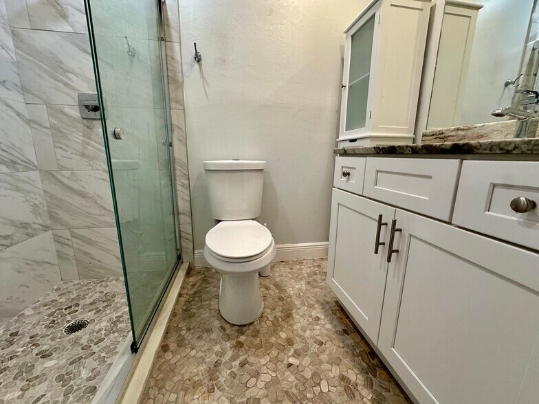 Building Photo - 6300 Royal Woods Dr