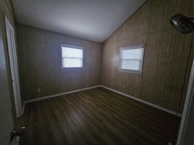 Building Photo - Two blocks from the beach!