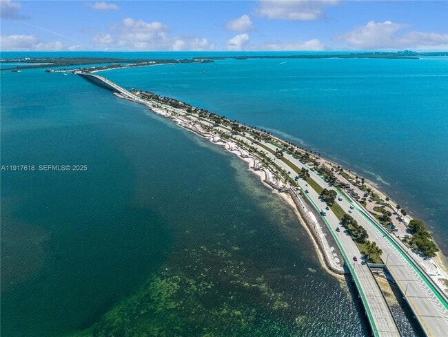 Building Photo - 145 SE 25th Rd