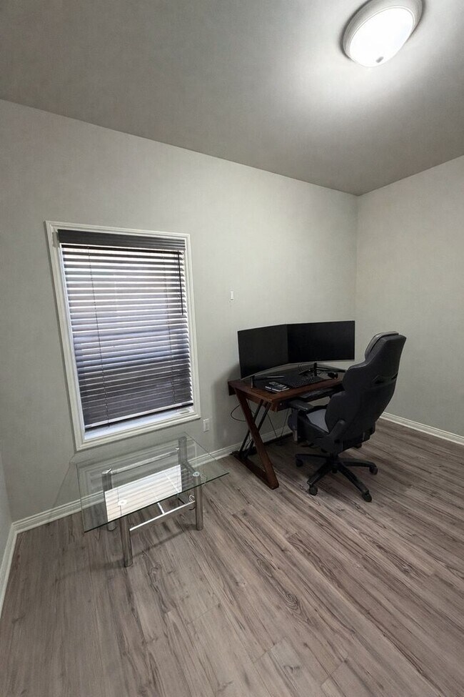 Building Photo - 13776 Grandeur Ave