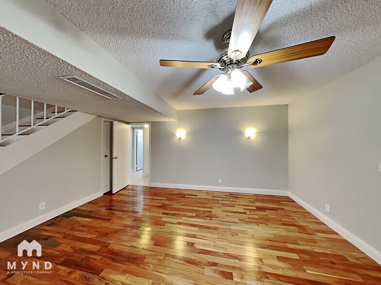 Building Photo - 7052 Acorn Ct