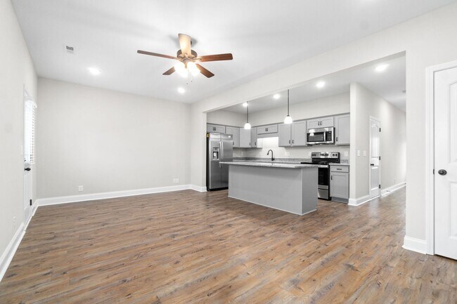 Building Photo - Pet Friendly Three Bedroom!