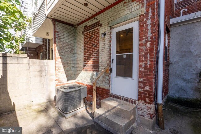 Building Photo - 2022 S Opal St