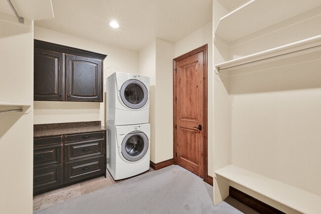 Building Photo - 3573 N Elkview Dr