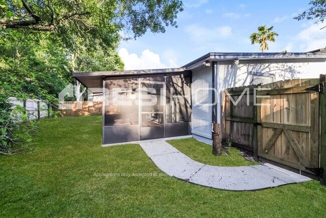 Building Photo - 3739 Mandarin Woods Dr N