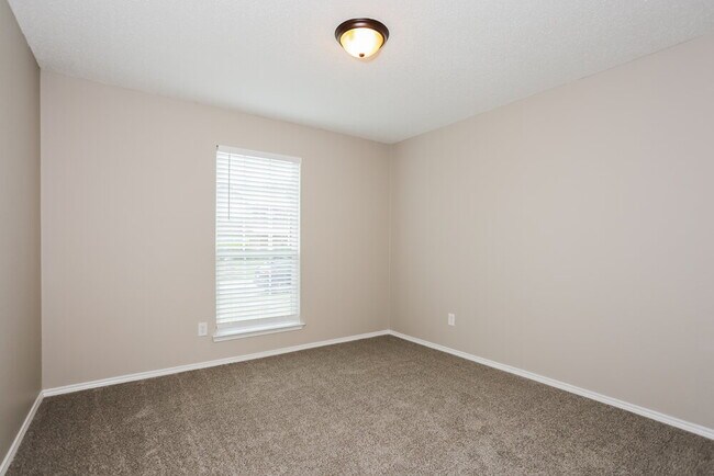 Building Photo - 720 Duke Dr