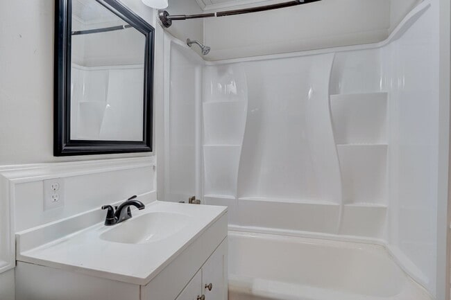 Building Photo - Move-In Ready 4-Bedroom Gem Minutes from D...