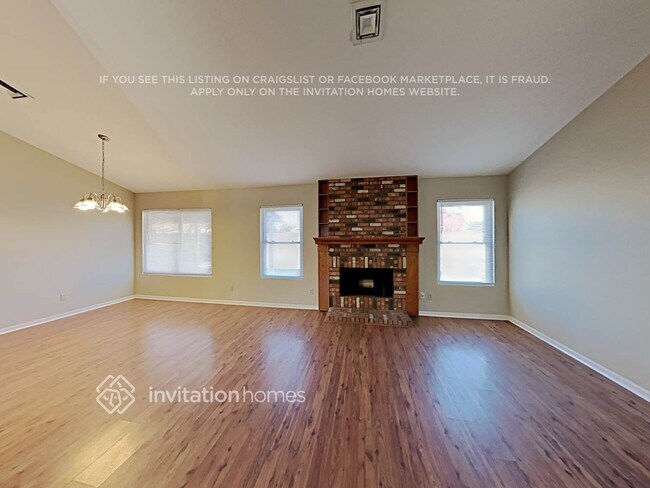 Building Photo - 668 E Manor Dr