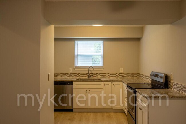 Building Photo - 6441 Hallet St