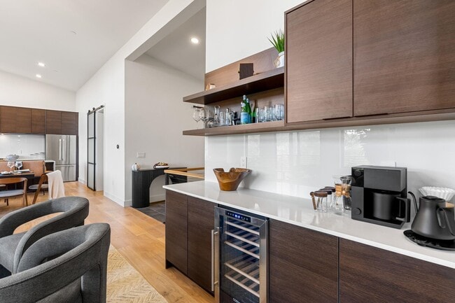 Building Photo - 162 Pond Rd