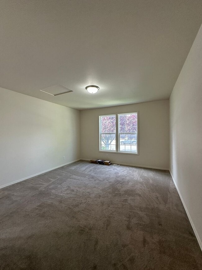 Building Photo - 3 bedroom 2.5 bath off Rd 100