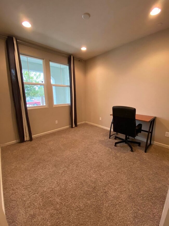 Building Photo - 4Br4Ba Former Model Townhouse Top of the L...