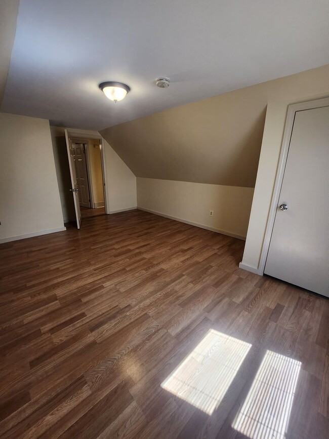 Building Photo - Single Family 4 Bd 2 Bath With Office and ...