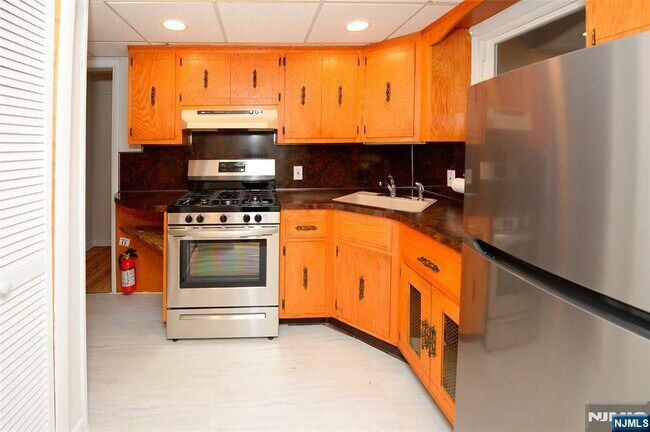 Building Photo - 43 Spruce Ave