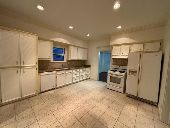 Building Photo - 1129 Cortlandt St