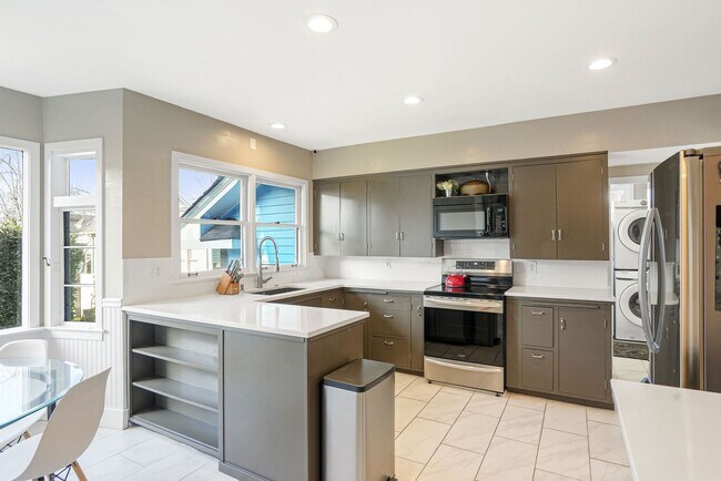 Building Photo - Fully furnished 5-bed, 3.5 bath home in hi...