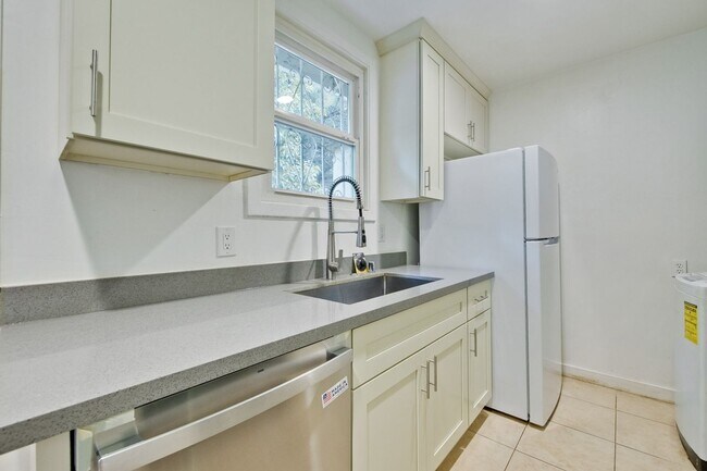 Building Photo - I Street