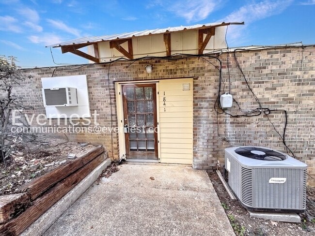 Building Photo - 1841 Dana Ln