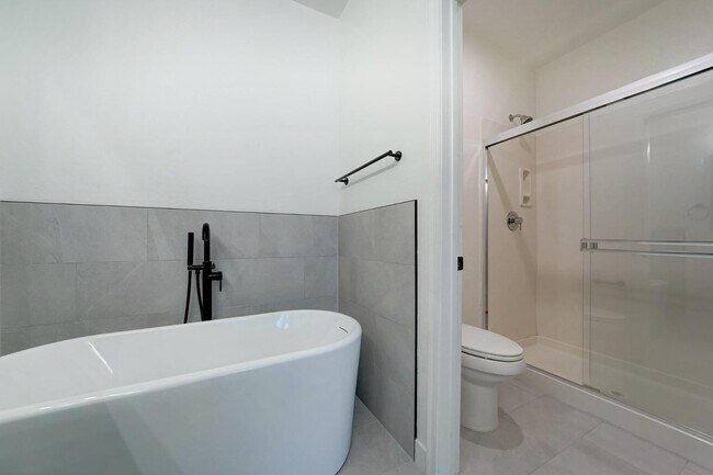 Building Photo - 5550 N 16th St