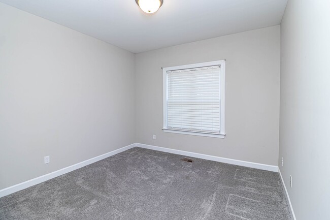 Building Photo - Immaculate 3 BR | 2 BA Ranch Home in Golds...