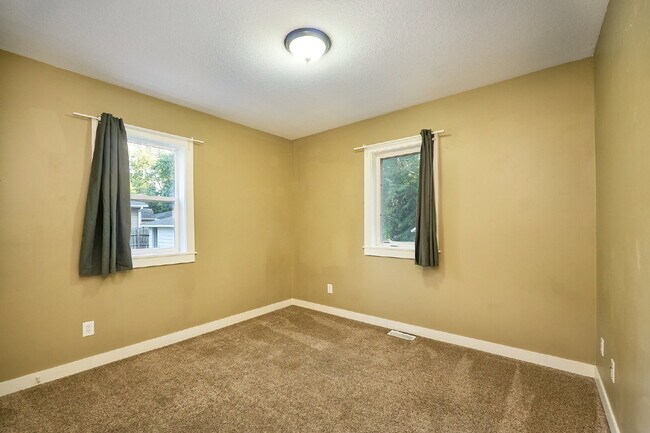 Building Photo - Charming 3-Bed Duplex in Minneapolis