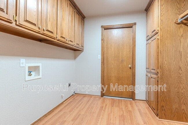 Building Photo - 607 Bob White Dr