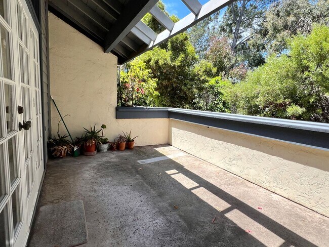 Building Photo - Spacious 2 Bedroom 2-1/2 Bathroom Townhome with 2-car garage in La Jolla near UCSD