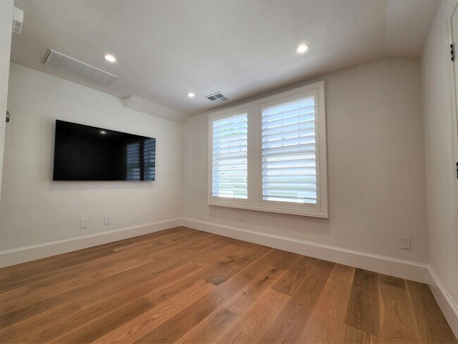 Building Photo - Updated Home Available Now in Downtown Pal...
