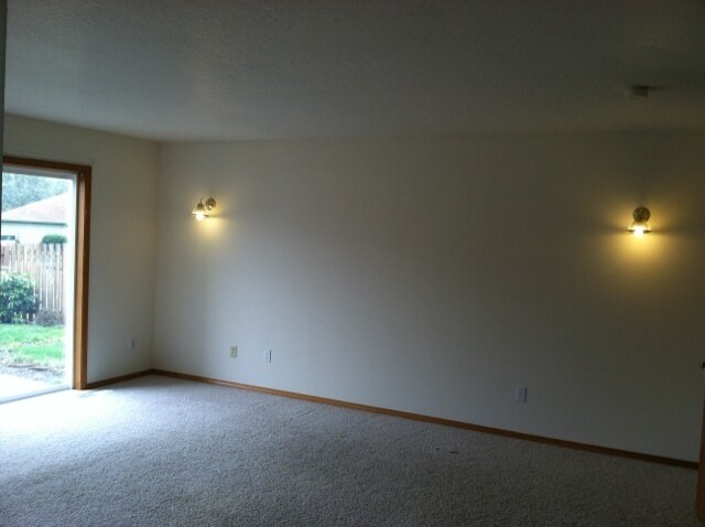 Building Photo - Love the Location in this Spacious 4-Bedro...