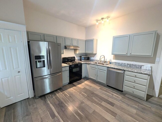Primary Photo - Sunshine on Shaw! $250 Off Your First Mont...
