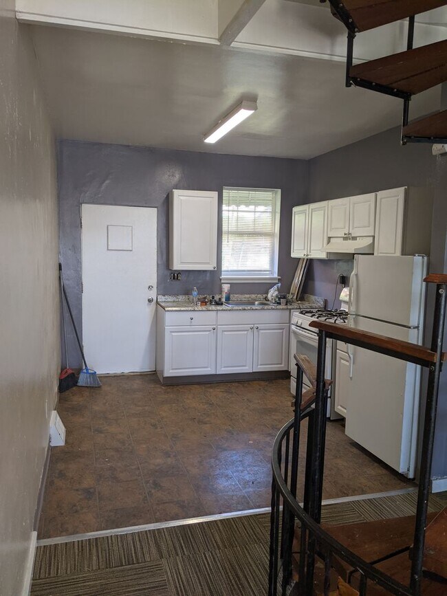 Building Photo - Oakland 2 Bedroom 1 bath house convenient ...