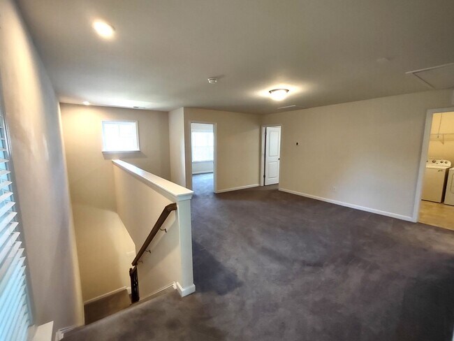 Building Photo - Beautiful Home located in the Starmount Co...