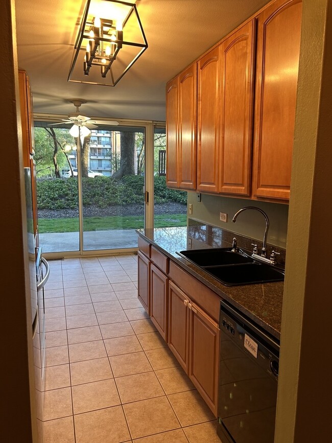 Building Photo - 6000 Oakwood Dr