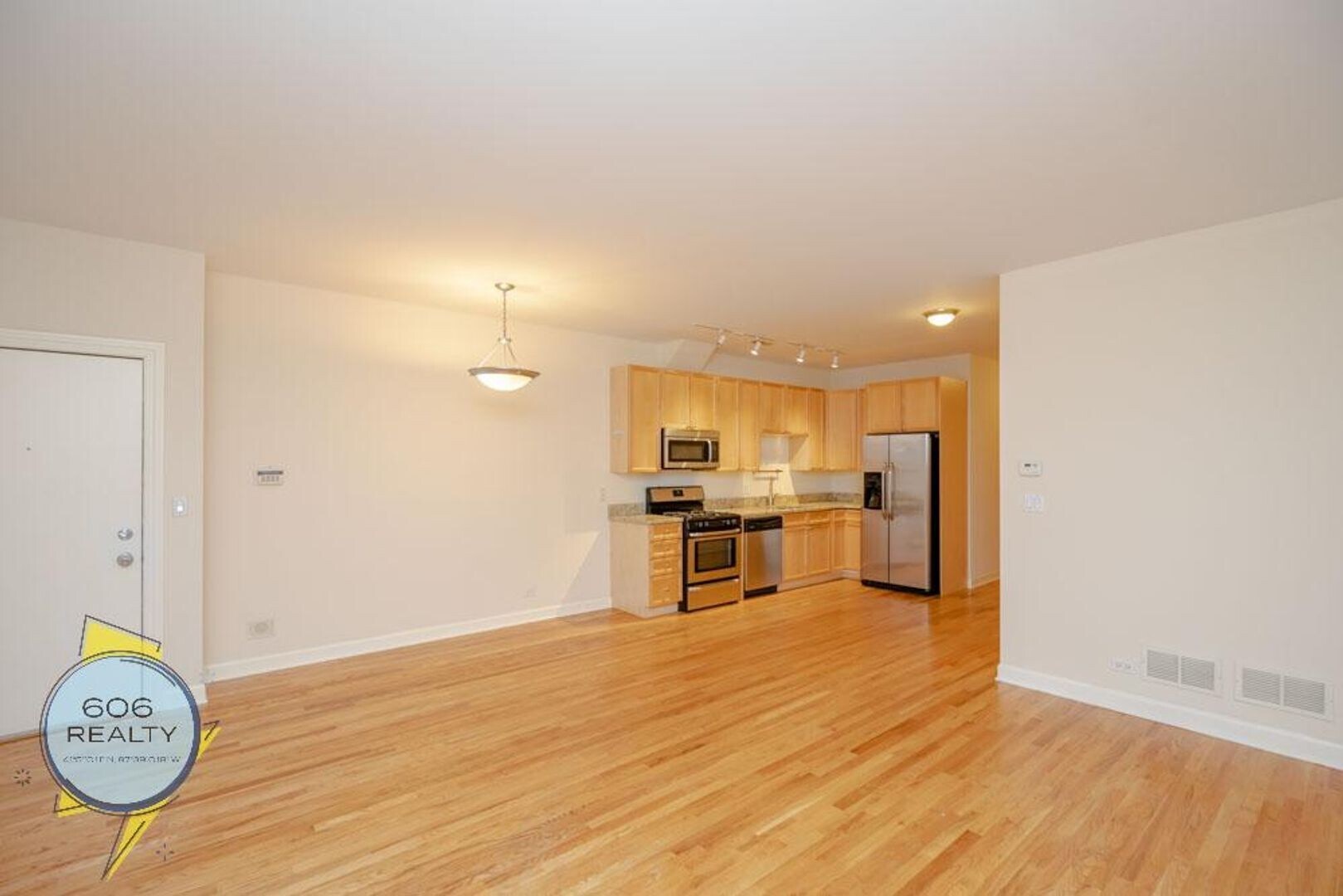 Building Photo - 3347 N Clark St