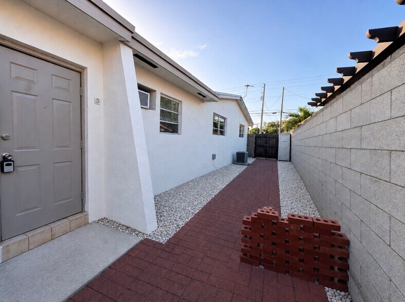 Building Photo - 7028 SW 21st St
