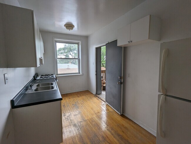 Building Photo - 3048 W Wellington Ave