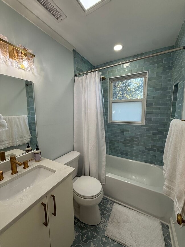 Building Photo - Full Renovated Cottage in Byrnes Downes