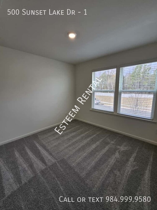 Building Photo - 500 Lake Dr