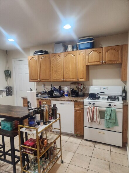 Building Photo - 20 Magoun St