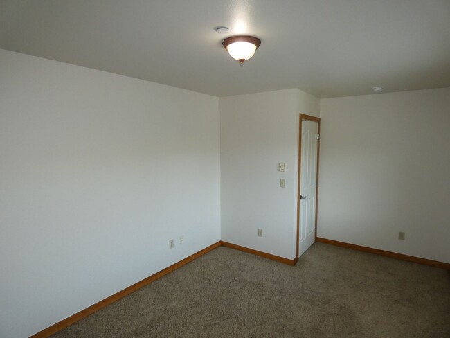 Building Photo - APPLICATION PENDING - Quiet living close t...