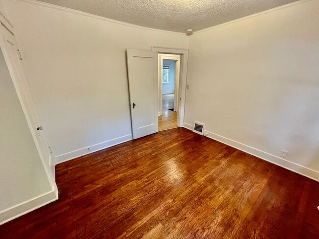 Building Photo - Upgraded 3bd/2bath Laurelhurst Home w/ Pri...