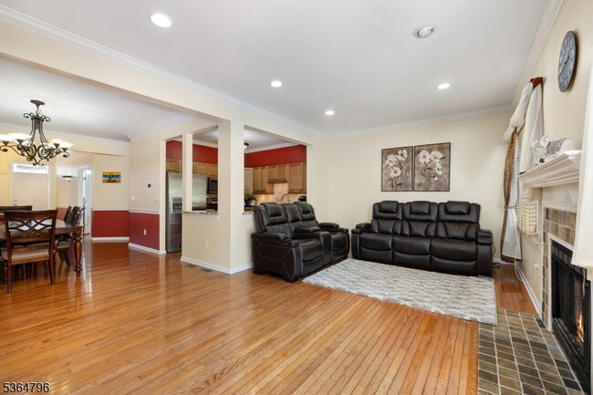 Building Photo - 28 Pinfold Ct